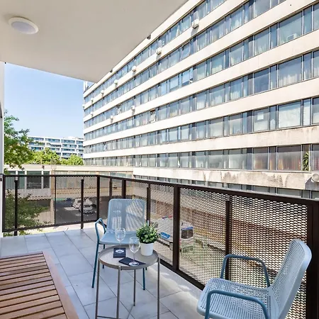 - Balcony - Stylish - Bright - Comfortable شقة